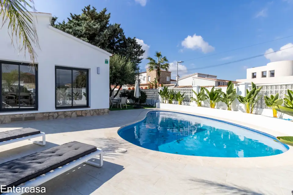 Encantadora casa en Sector Alberes, con piscina privada y garaje. ¡Tu oasis te espera!