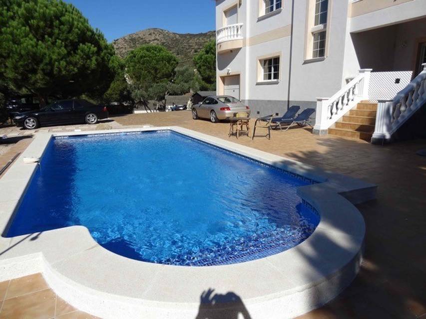 Agence immobiliere achat espagne costa brava entercasa spacieuse villa moderne entourée de parcs naturels à Els Olivars, Pau proche plage piscine