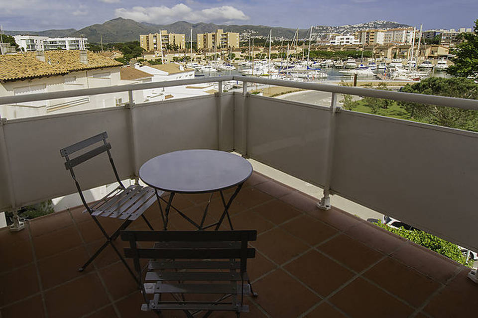 One bedroom apartment for sale in a beautiful residence with gardens and pool entercasa costa brava roses rosas spain buy holidays