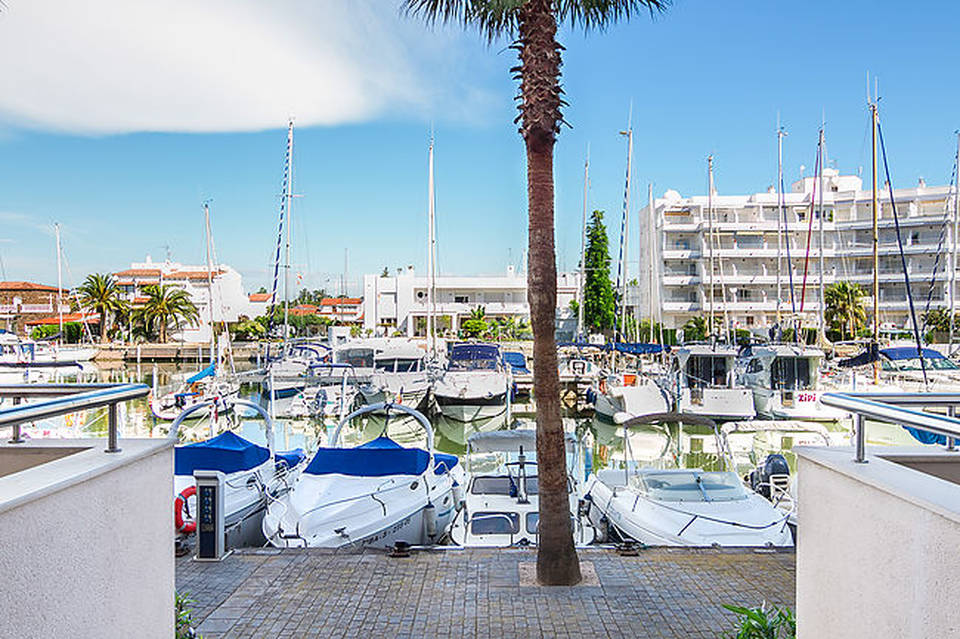One bedroom apartment for sale in a beautiful residence with gardens and pool entercasa costa brava roses rosas spain buy holidays