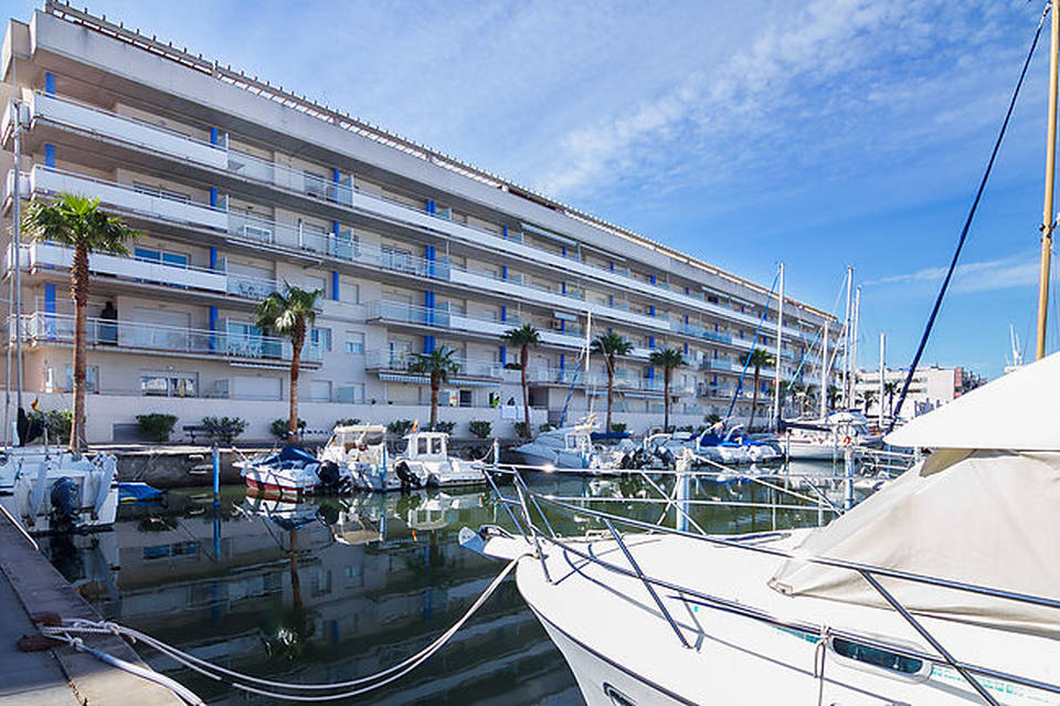 One bedroom apartment for sale in a beautiful residence with gardens and pool entercasa costa brava roses rosas spain buy holidays