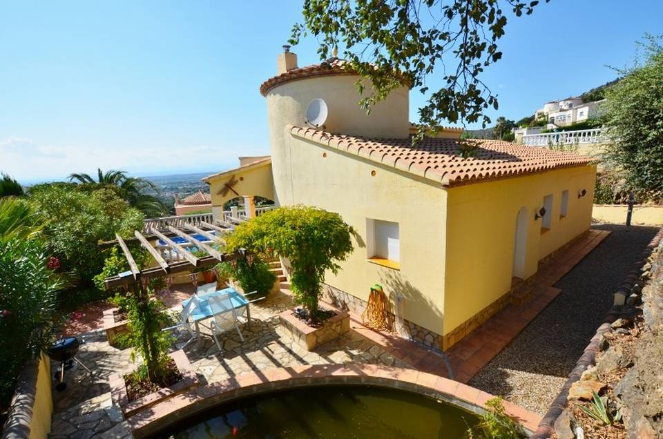 Real estate sale Entercasa spain costa brava Wonderful villa located on a prestigious estate with pool and panoramic views