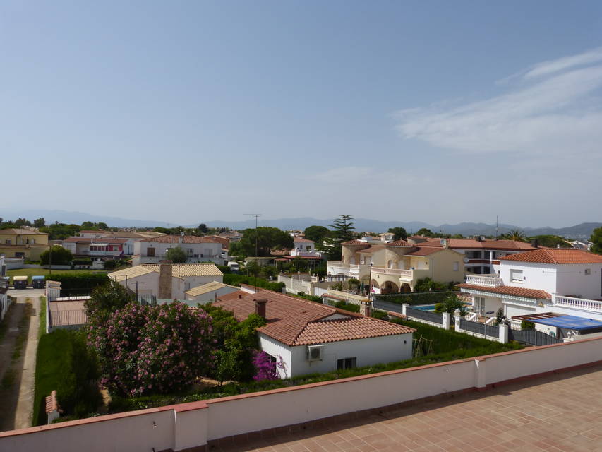 Real estate Entercasa sale Roses Rosas Costa Brava Spain Very centrally located 2 bedroom apartment for sale 150m from the beach in Empuriabrava