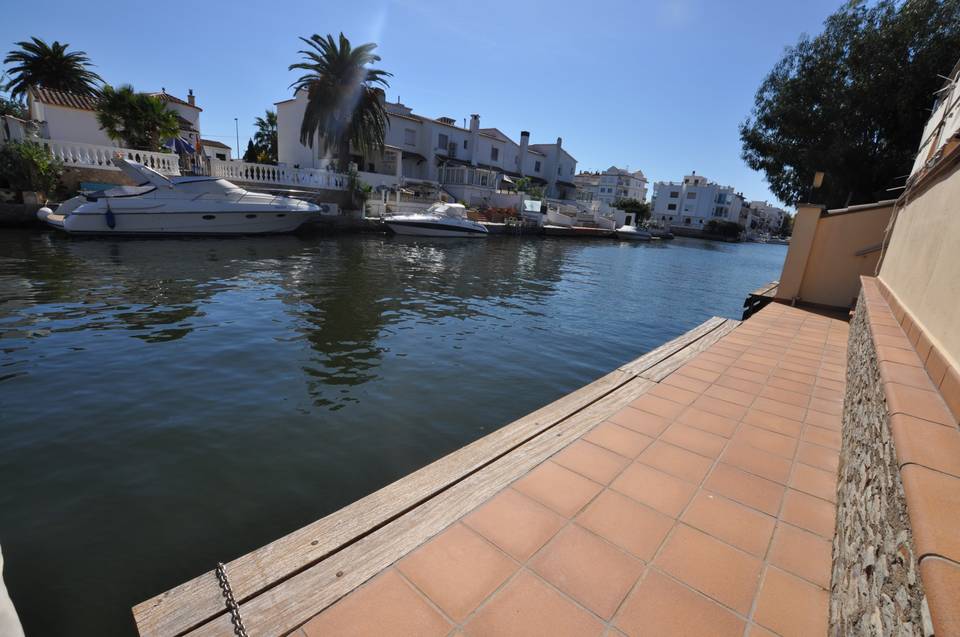 Real estate Entercasa for sale Spain Costa Brava Roses Rosas High standing house for sale in Empuriabrava, in the canal with mooring of 12.5 m