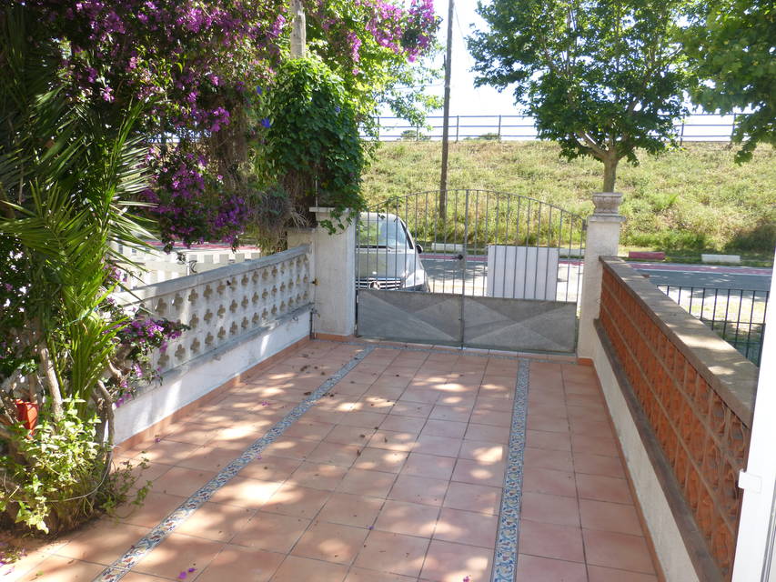 Terraced house for sale just 100m from the beach, with pleasant views of the green plantation of the shore of the Muga Spain Entercasa Empuriabrava