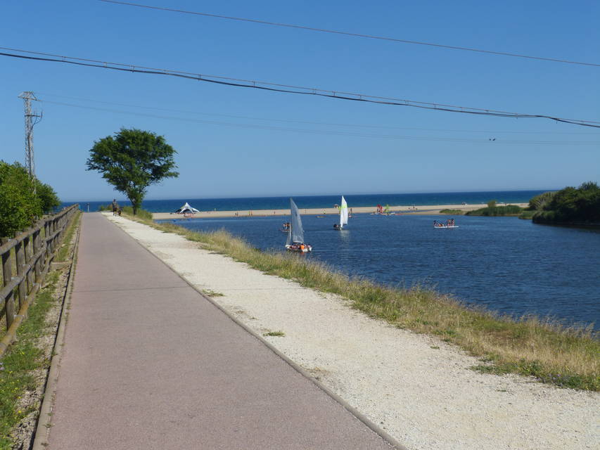 Reihenhaus im Verkauf nur 100 m vom Strand entfernt, mit angenehmer Aussicht auf die Grünanlage am Ufer der Muga Entercasa Empuriabrava