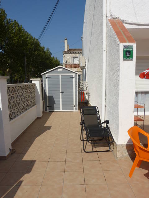 Beautiful townhouse with small private garden and community swimming pool in Empuriabrava