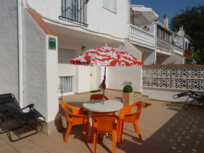 Preciosa casa adosada con pequeño jardín privado y piscina comunitaria en Empuriabrava