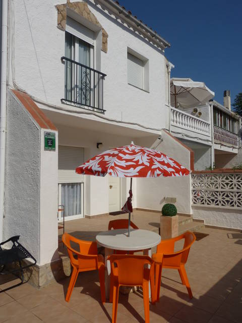 Beautiful townhouse with small private garden and community swimming pool in Empuriabrava