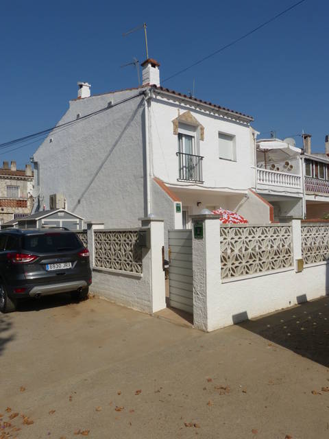 Preciosa casa adosada con pequeño jardín privado y piscina comunitaria en Empuriabrava