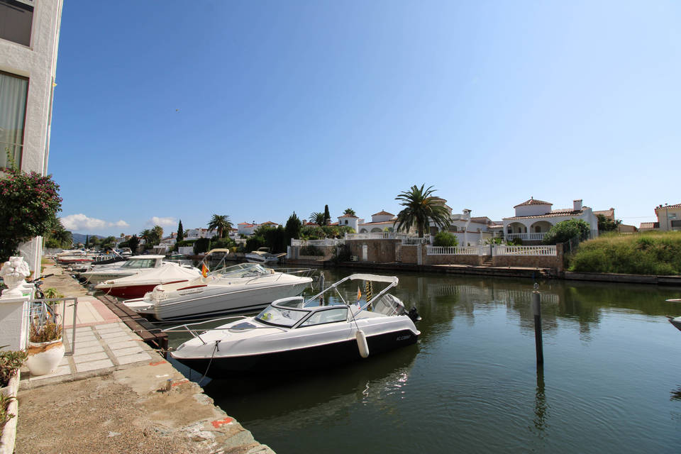 Large studio with a view of the Valira Canal and private outside parking space entercasa sale buy empuriabrava ampuriabrava spain roses rosas costa