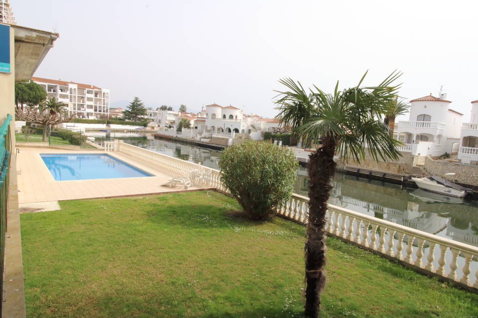 Very spacious apartment on the Canal with Pool Private Parking and possibility of a community mooring costa brava Spain sale entercasa empuriabrava