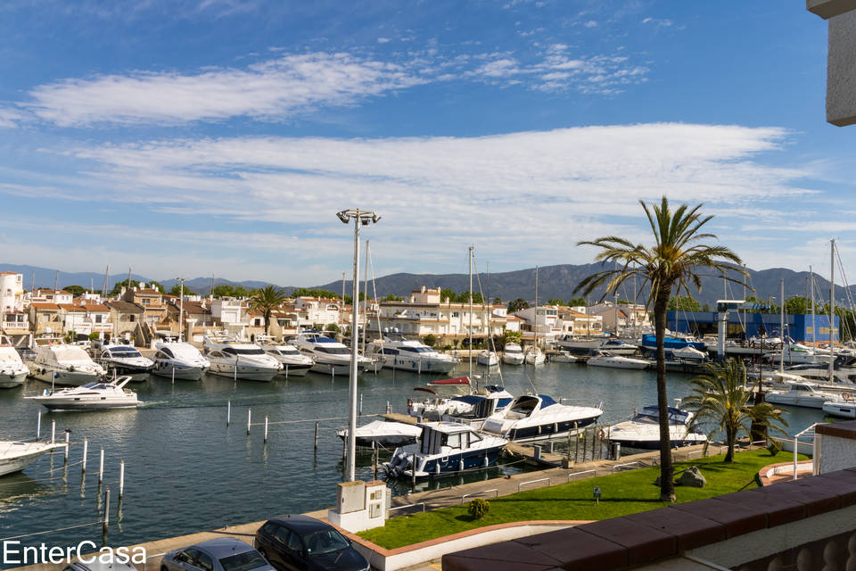Recently renovated apartment in the port of Empuriabrava