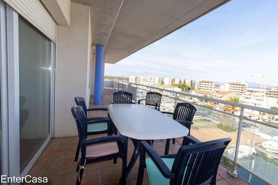 Àtic molt espaiós amb unes magnífiques vistes a la muntanya i els canals