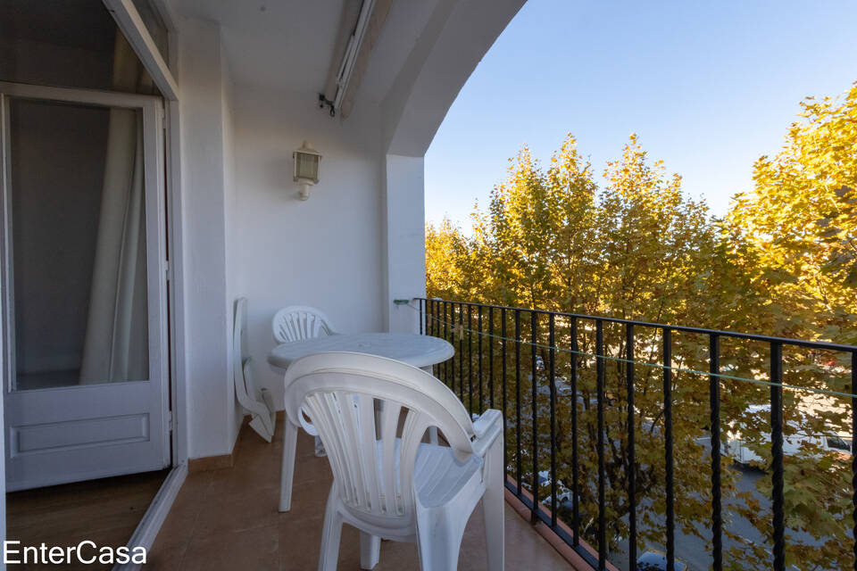 Renovated 1 bedroom apartment in the center of Empuriabrava, 150m from the beach.