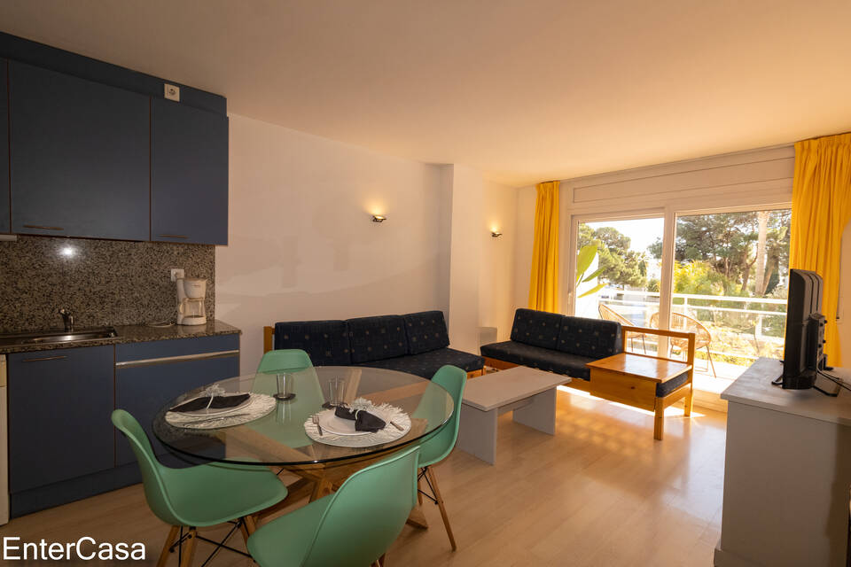 Nice 2 bedroom apartment for sale in a modern complex in Roses-Santa Margarita