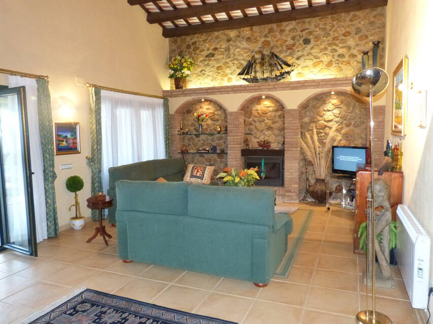 Beautiful and comfortable villa located in the prestigious Golf de Peralada Resort.