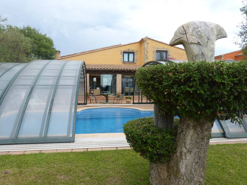 Precioso y cómodo chalet situado en la prestigiosa localidad del Golf de Perelada.