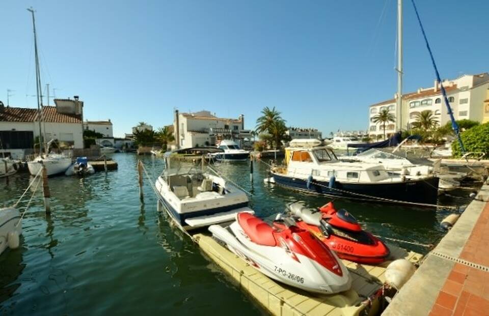 Nice apartment on the ground floor. Near the entrance of the port and the beach, with parking and storage room