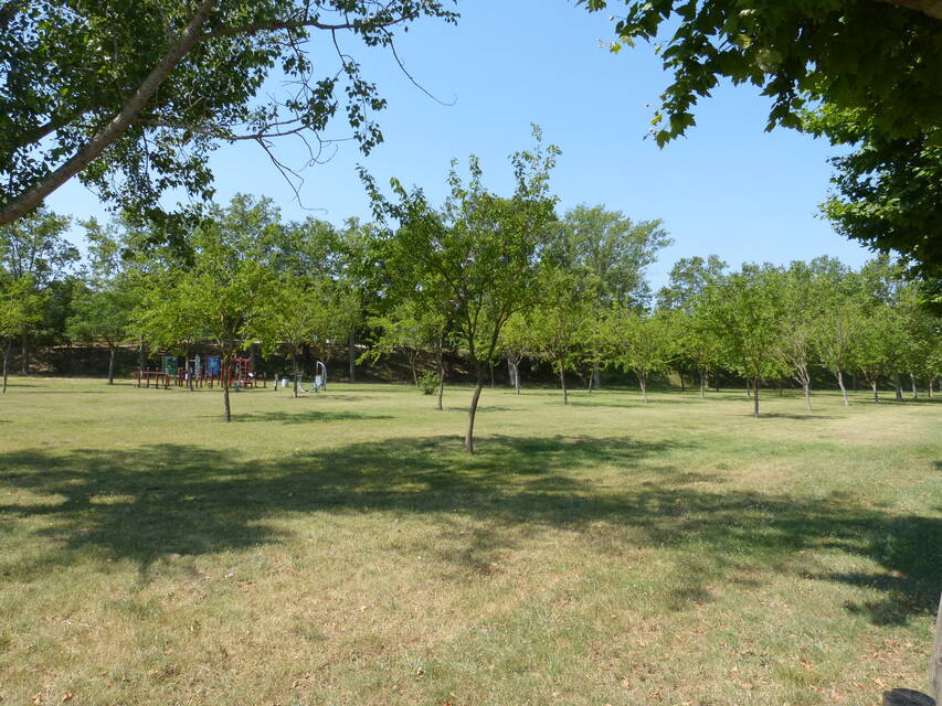 Belle maison de ville avec petit jardin privé et piscine communautaire á Empuriabrava