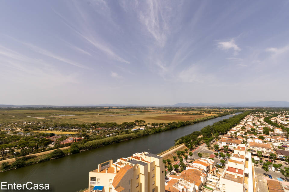 Large studio with stunning views of the Bay of Rosas located on the Empuriabrava beach