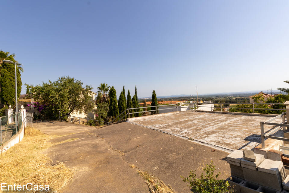 Venda Costa Brava terreny amb una vista meravellosa situat als prestigiosos parcs naturals protegits Palau Saverdera. Entercasa