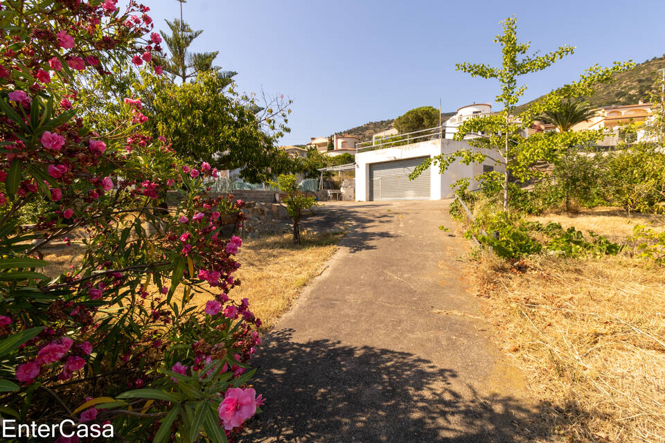 Sale Costa Brava land with a wonderful view located in the prestigious protected natural parks Palau Saverdera. Entercasa