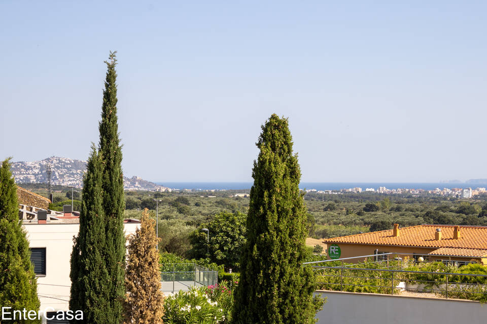 Sale Costa Brava land with a wonderful view located in the prestigious protected natural parks Palau Saverdera. Entercasa
