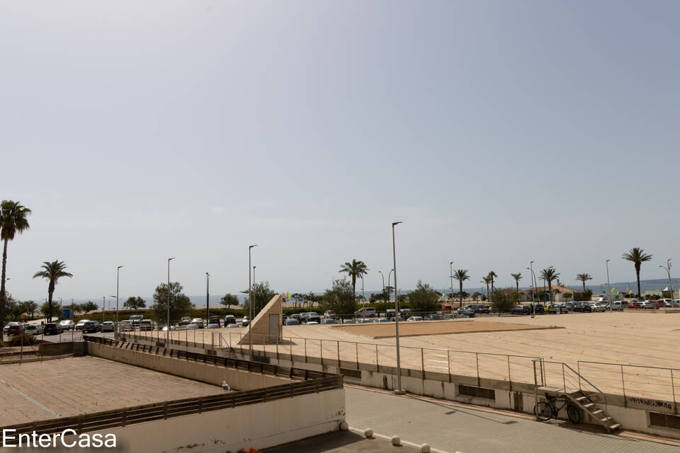 Estudio-cabina en el 1er piso justo en la playa. de Empuriabrava con maravillosas vistas a la Bahía de Roses