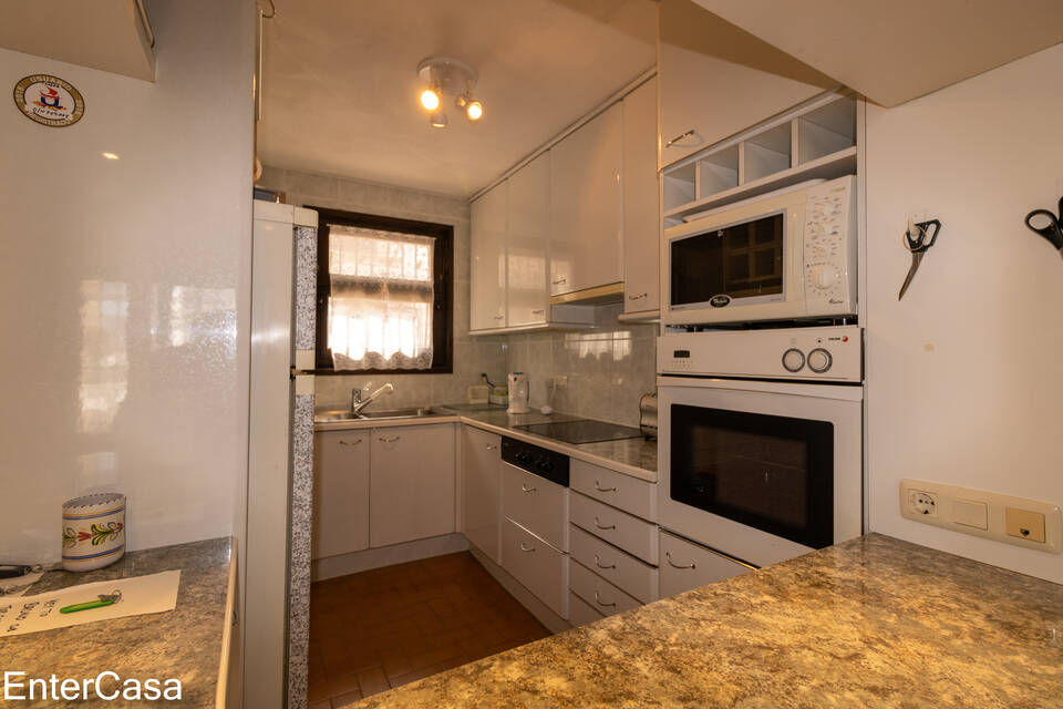 Maison de pêcheur pittoresque dans le style typique des années fondatrices d'Ampuriabrava, avec un grand amarrage pour bateau