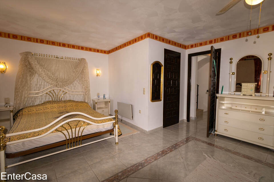 Maison de pêcheur pittoresque dans le style typique des années fondatrices d'Ampuriabrava, avec un grand amarrage pour bateau