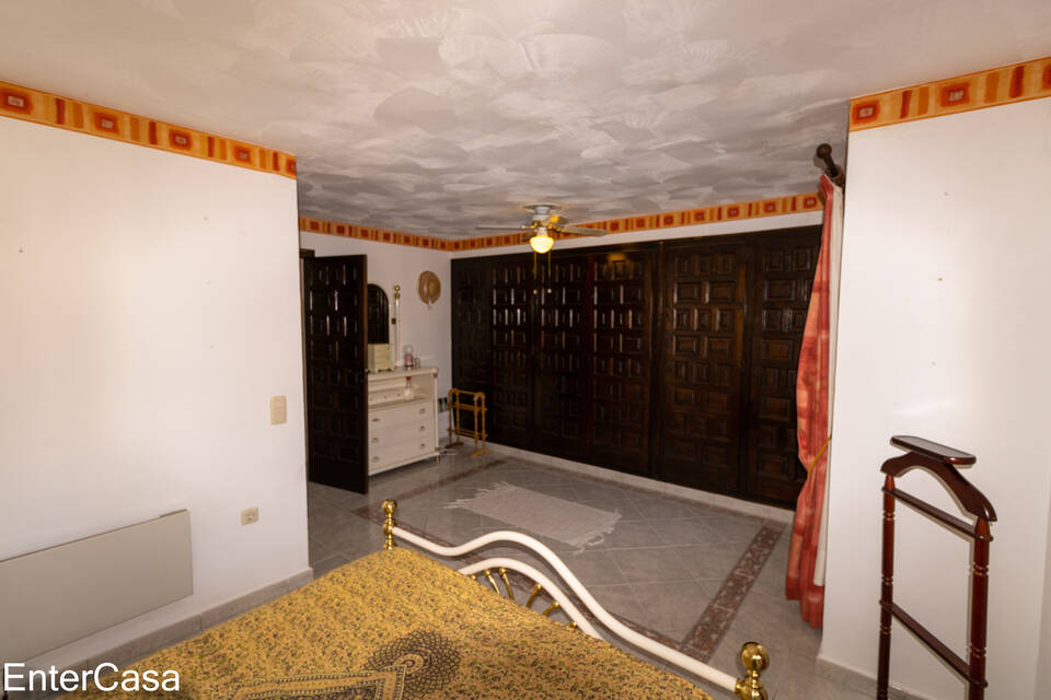Maison de pêcheur pittoresque dans le style typique des années fondatrices d'Ampuriabrava, avec un grand amarrage pour bateau