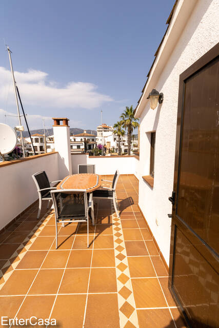 Maison de pêcheur pittoresque dans le style typique des années fondatrices d'Ampuriabrava, avec un grand amarrage pour bateau