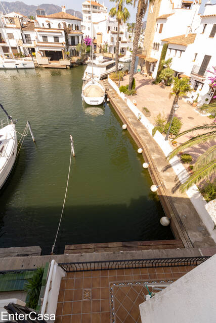 Maison de pêcheur pittoresque dans le style typique des années fondatrices d'Ampuriabrava, avec un grand amarrage pour bateau