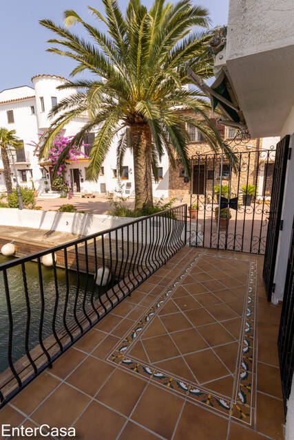 Maison de pêcheur pittoresque dans le style typique des années fondatrices d'Ampuriabrava, avec un grand amarrage pour bateau
