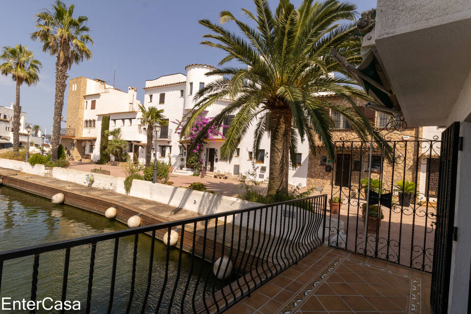 Maison de pêcheur pittoresque dans le style typique des années fondatrices d'Ampuriabrava, avec un grand amarrage pour bateau