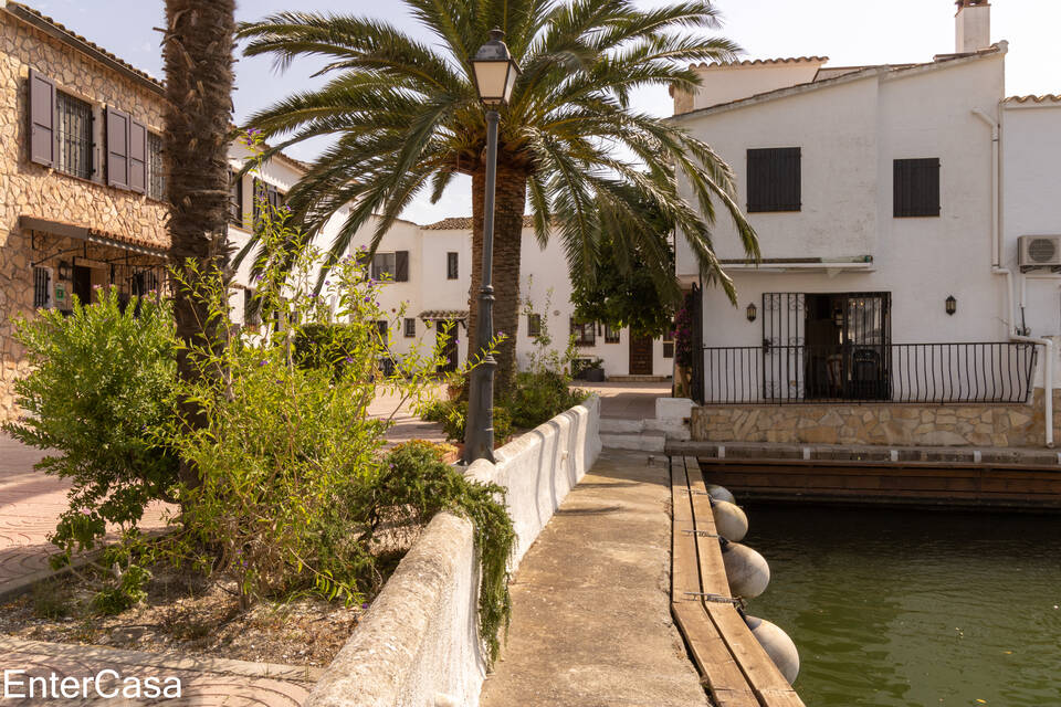 Maison de pêcheur pittoresque dans le style typique des années fondatrices d'Ampuriabrava, avec un grand amarrage pour bateau