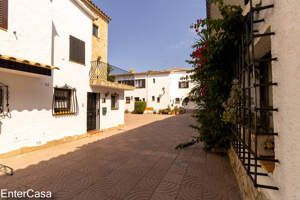 Maison de pêcheur pittoresque dans le style typique des années fondatrices d'Ampuriabrava, avec un grand amarrage pour bateau