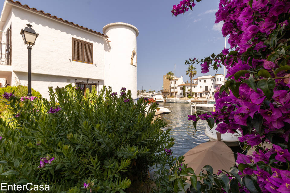Maison de pêcheur pittoresque dans le style typique des années fondatrices d'Ampuriabrava, avec un grand amarrage pour bateau
