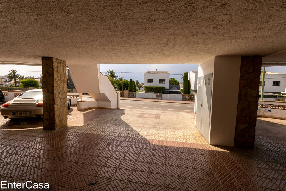 Maison de pêcheur pittoresque dans le style typique des années fondatrices d'Ampuriabrava, avec un grand amarrage pour bateau