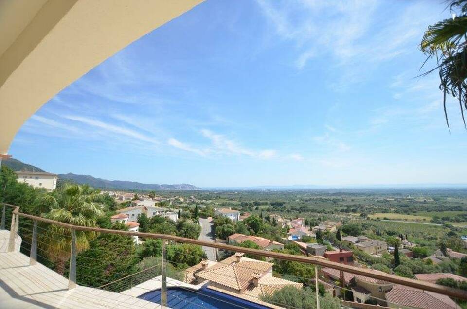 Villa Espaciosa y Moderna en Can Isaac