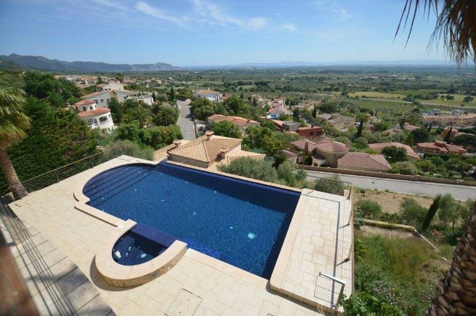 Villa Espaciosa y Moderna en Can Isaac