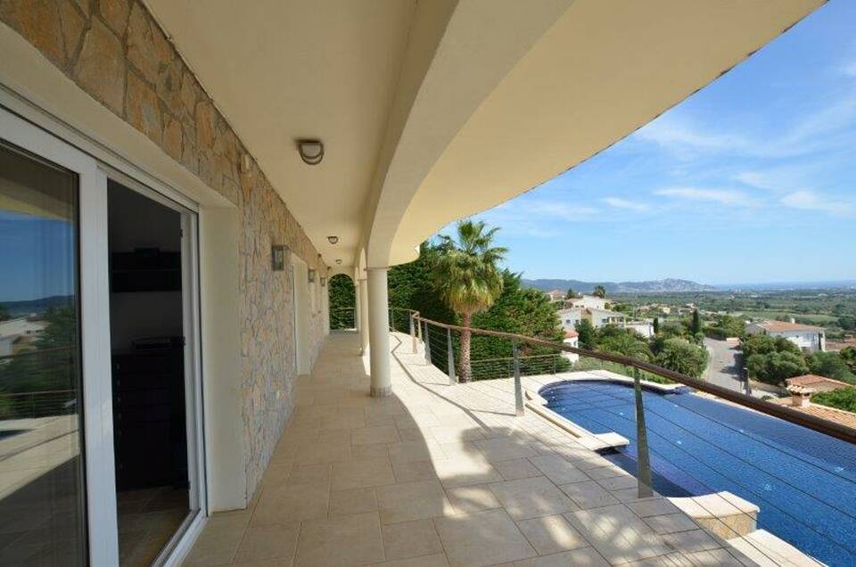 Villa Espaciosa y Moderna en Can Isaac