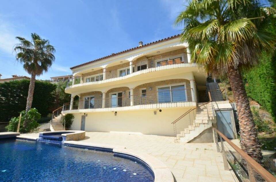Villa Espaciosa y Moderna en Can Isaac