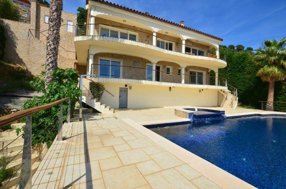 Villa Espaciosa y Moderna en Can Isaac
