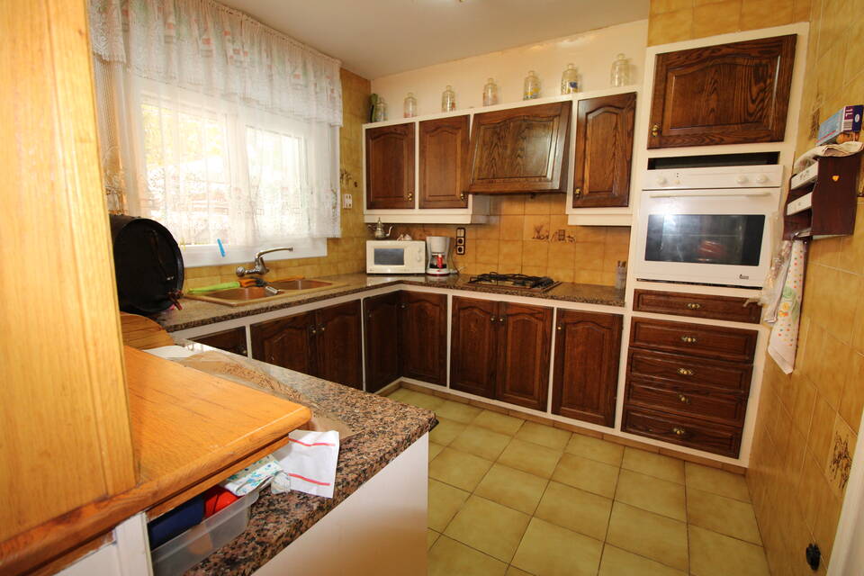 Very large house in Empuriabrava in a quiet area with pool, garden and garage