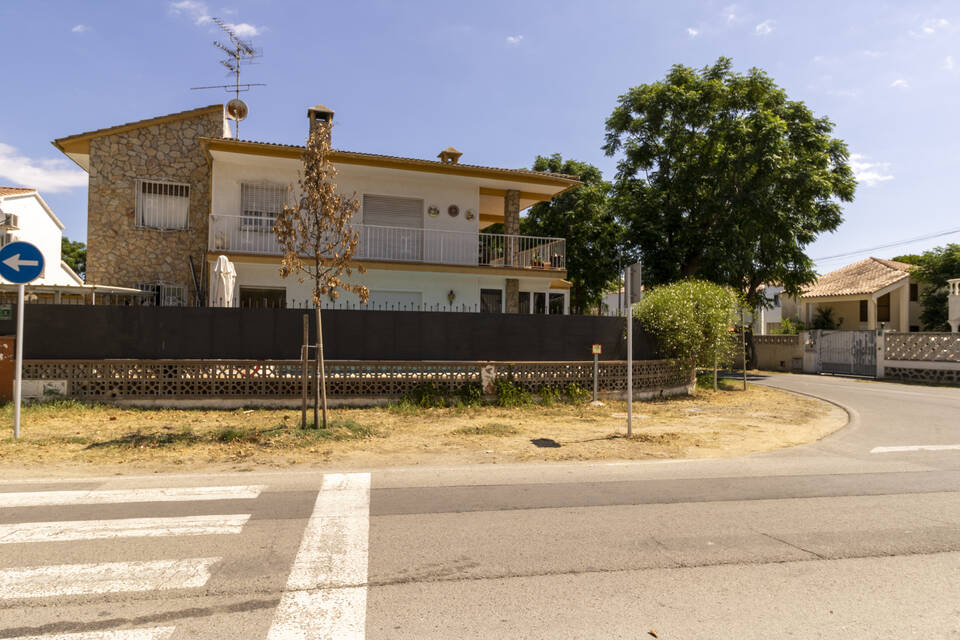 Very large house in Empuriabrava in a quiet area with pool, garden and garage