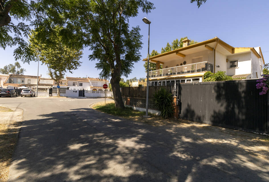 Very large house in Empuriabrava in a quiet area with pool, garden and garage