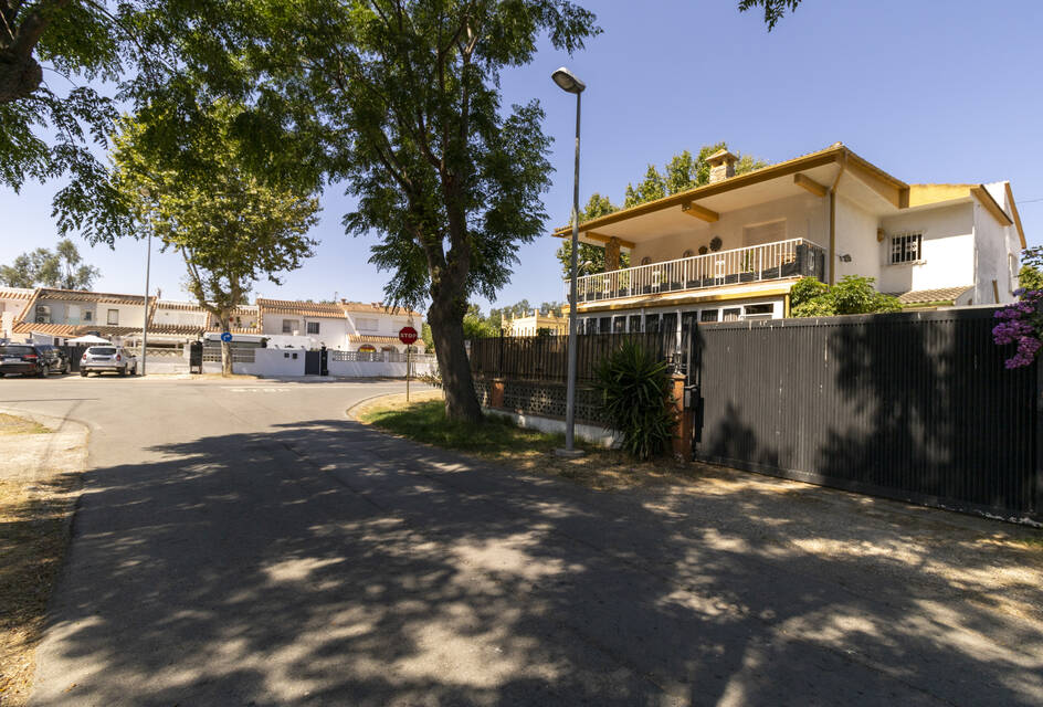 Très grande maison à Empuriabrava dans un quartier calme avec piscine, jardin et garage