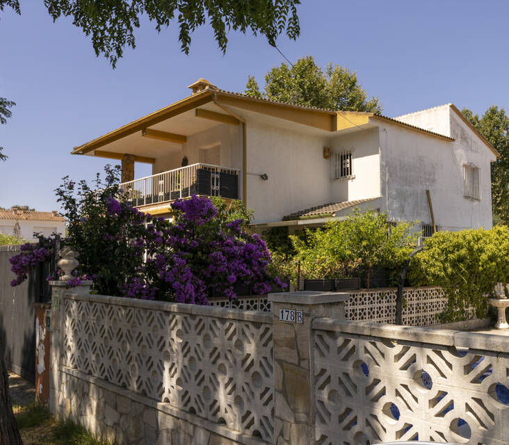 Casa molt gran a Empuriabrava en zona tranquil·la amb piscina, jardí i garatge